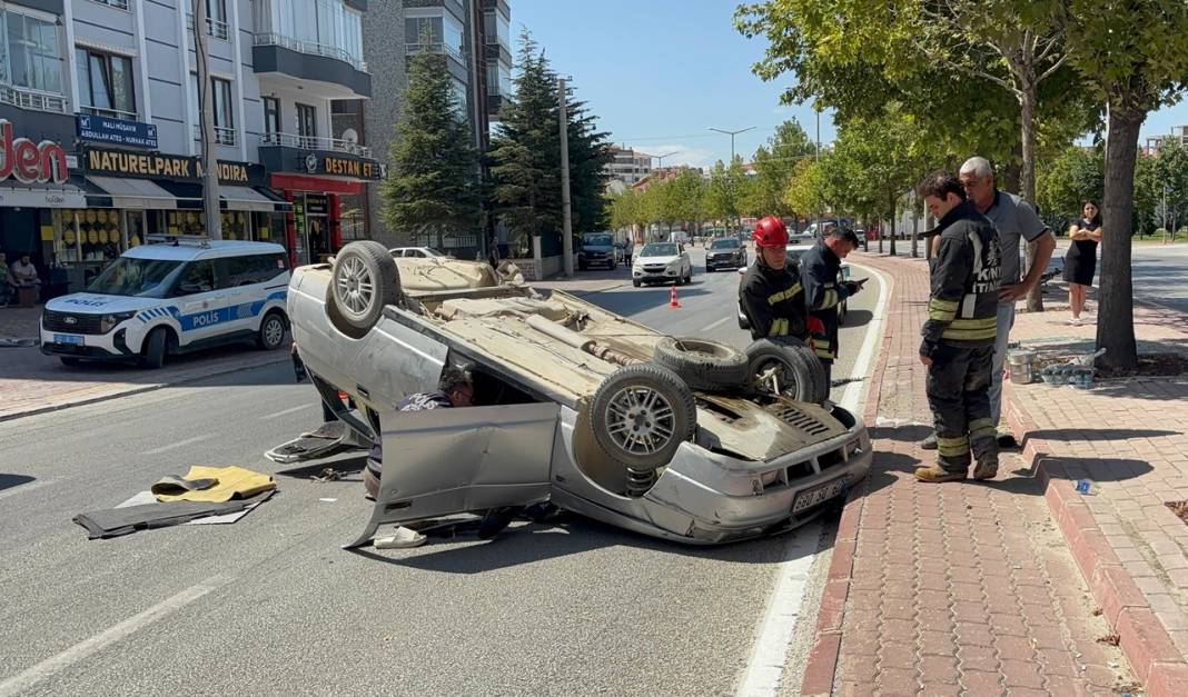 Konya merkezde otomobil kaldırıma çarpıp takla attı! 2